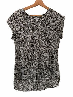 REITMANS ESSENTIALS GREEN/CREAM ANIMAL PRINT CAP SLEEVE TOP/BLOUSE, MEDIUM